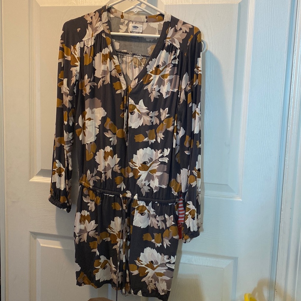 Breezy casual romper with long sleeves. Perfect for Fall season.